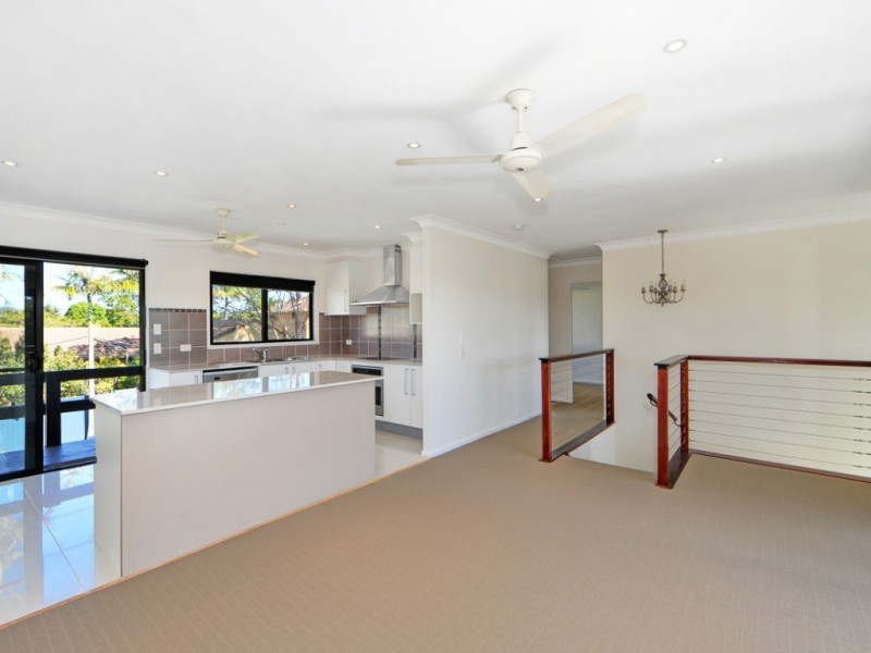 8 Robin Avenue, Paradise Point QLD 4216