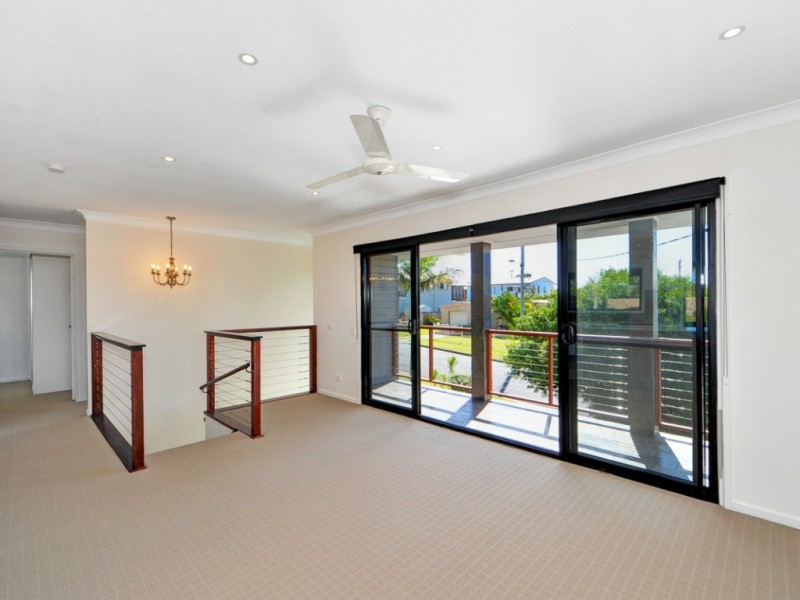 8 Robin Avenue, Paradise Point QLD 4216