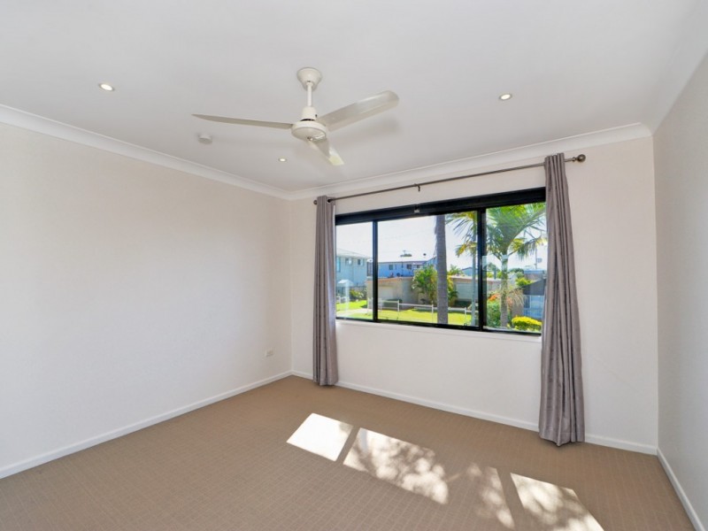 8 Robin Avenue, Paradise Point QLD 4216