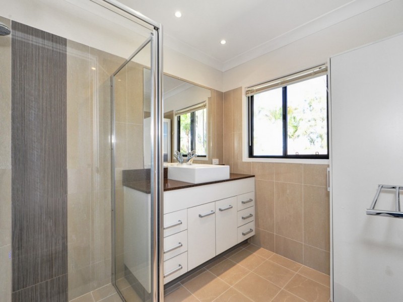 8 Robin Avenue, Paradise Point QLD 4216