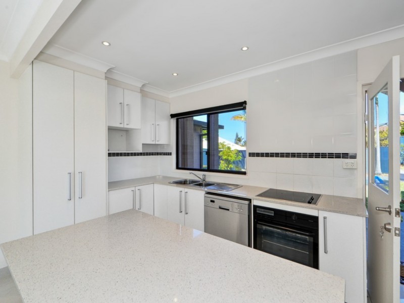 8 Robin Avenue, Paradise Point QLD 4216