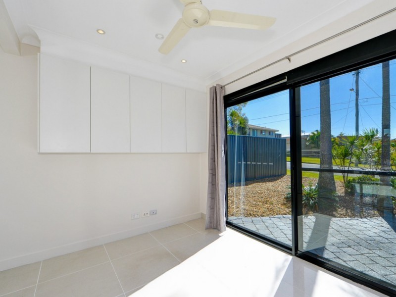 8 Robin Avenue, Paradise Point QLD 4216