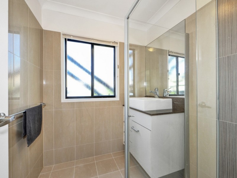 8 Robin Avenue, Paradise Point QLD 4216