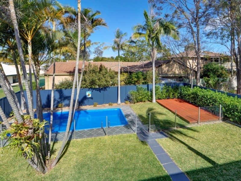8 Robin Avenue, Paradise Point QLD 4216