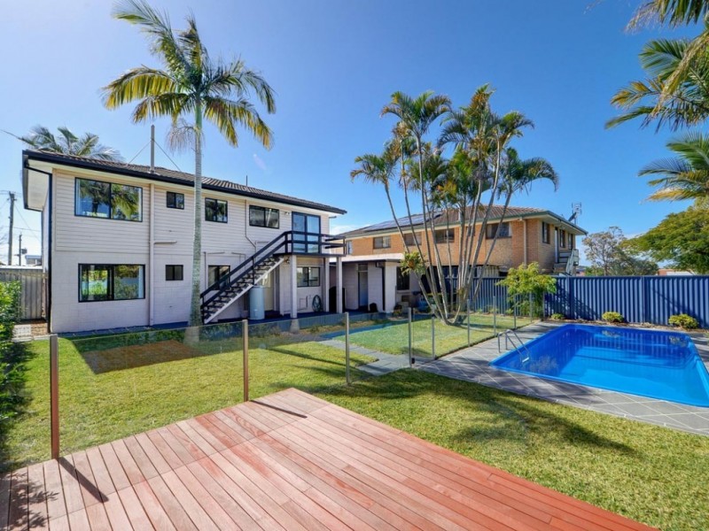 8 Robin Avenue, Paradise Point QLD 4216