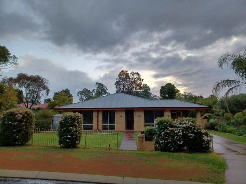 1 Laslett Circle, Mundaring WA 6073