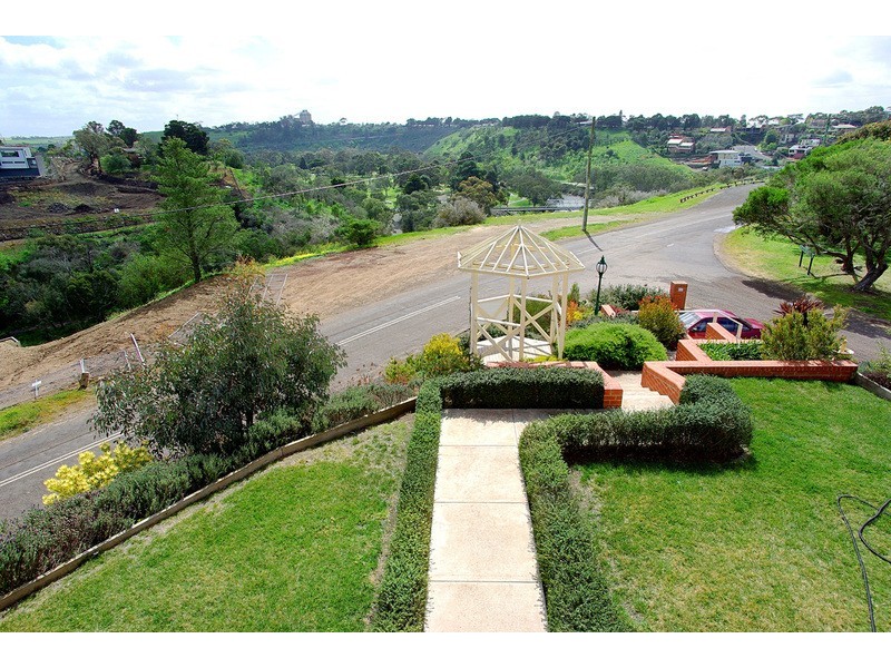 14 Mayfair Drive, Newtown VIC 3220