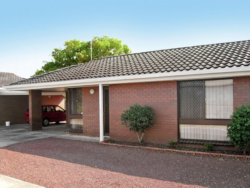 2/62 Helms Street, Newcomb VIC 3219