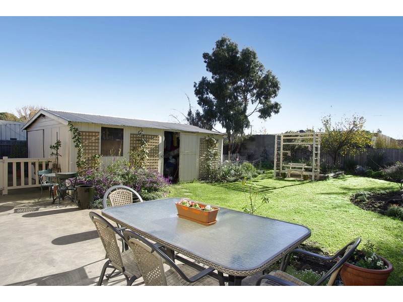 15 Charlotte Avenue, Newcomb VIC 3219