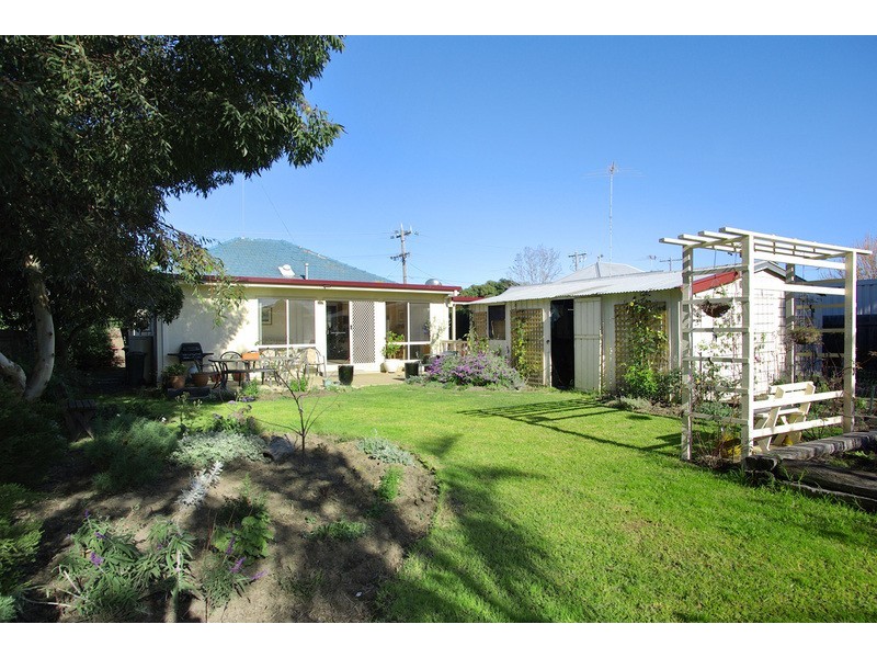 15 Charlotte Avenue, Newcomb VIC 3219