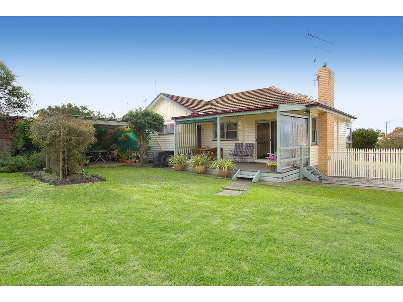 4 Charlotte Avenue, Newcomb VIC 3219
