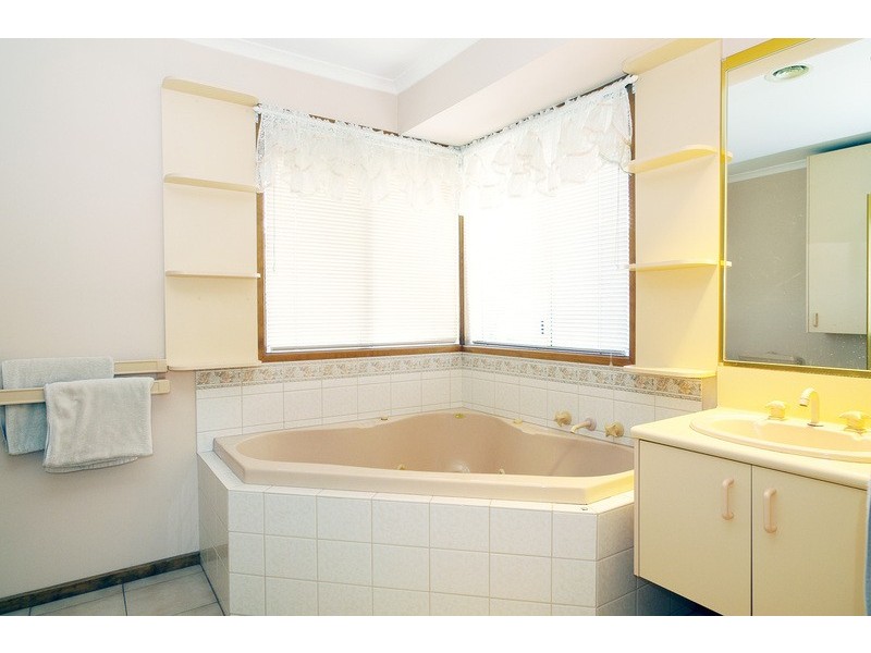 1 Glen Court, Leopold VIC 3224