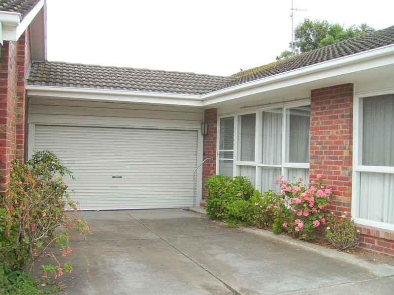 2/13 Glamis Street, Newtown VIC 3220