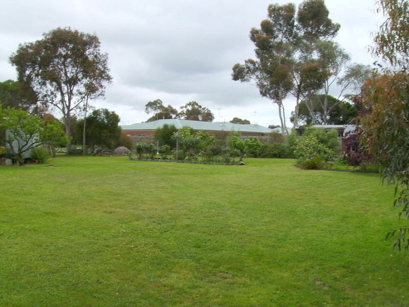 8 Coulter Street, Newcomb VIC 3219