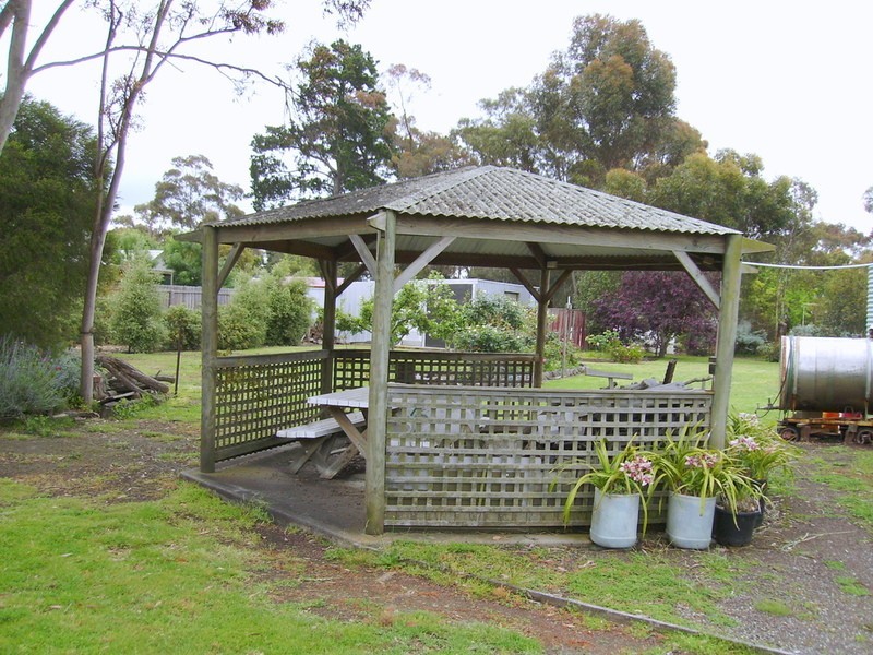 8 Coulter Street, Newcomb VIC 3219