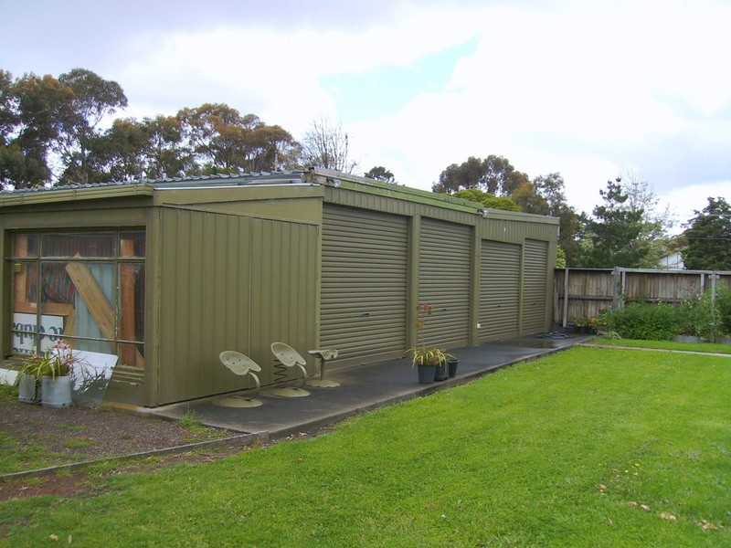 8 Coulter Street, Newcomb VIC 3219