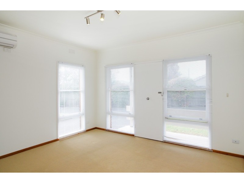 2/92 Aphrasia Street, Newtown VIC 3220