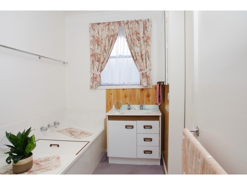 6 Telstar Court, Whittington VIC 3219