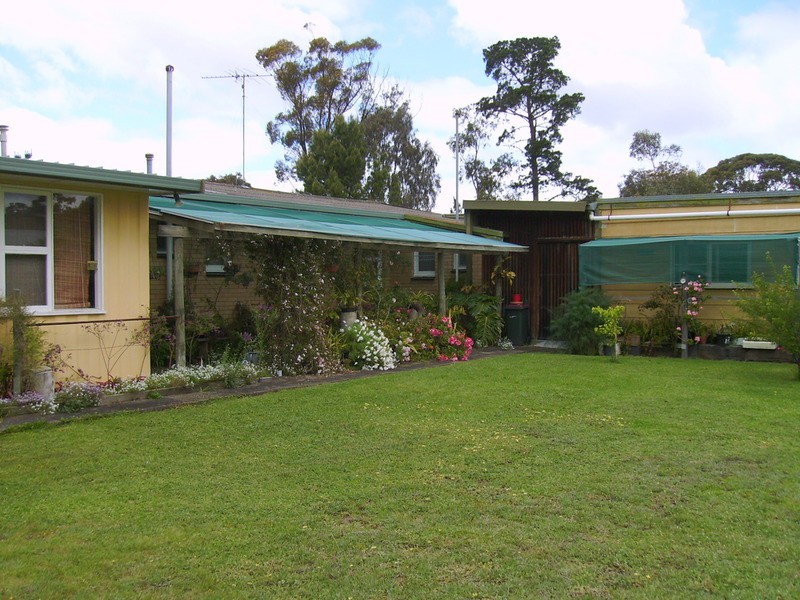 8 Coulter Street, Newcomb VIC 3219
