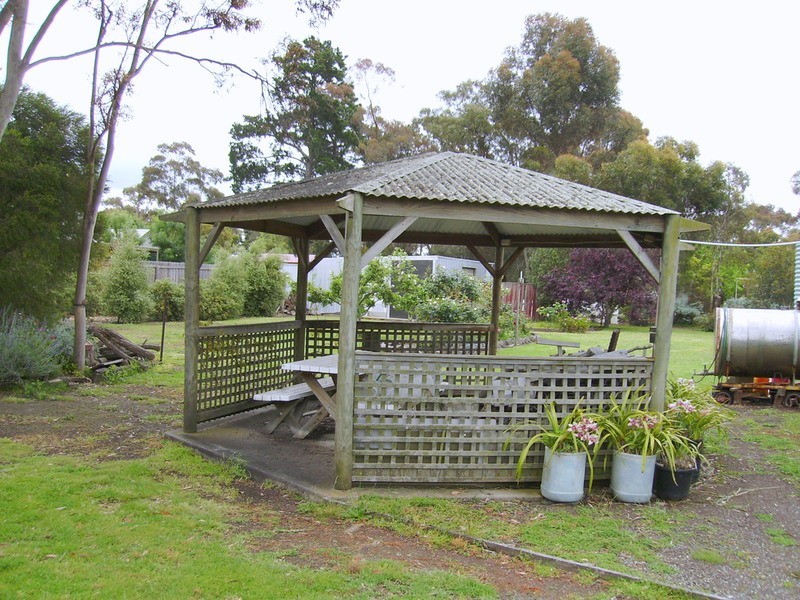 8 Coulter Street, Newcomb VIC 3219