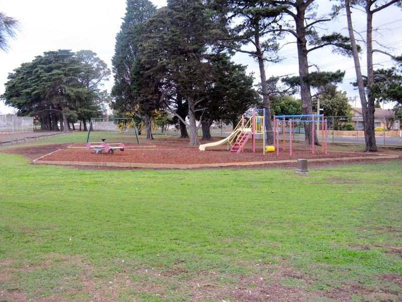 4 Young Street, Breakwater VIC 3219