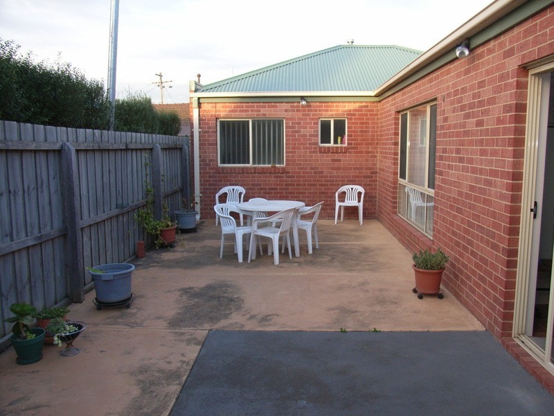 2/16 Vines Road, Hamlyn Heights VIC 3215