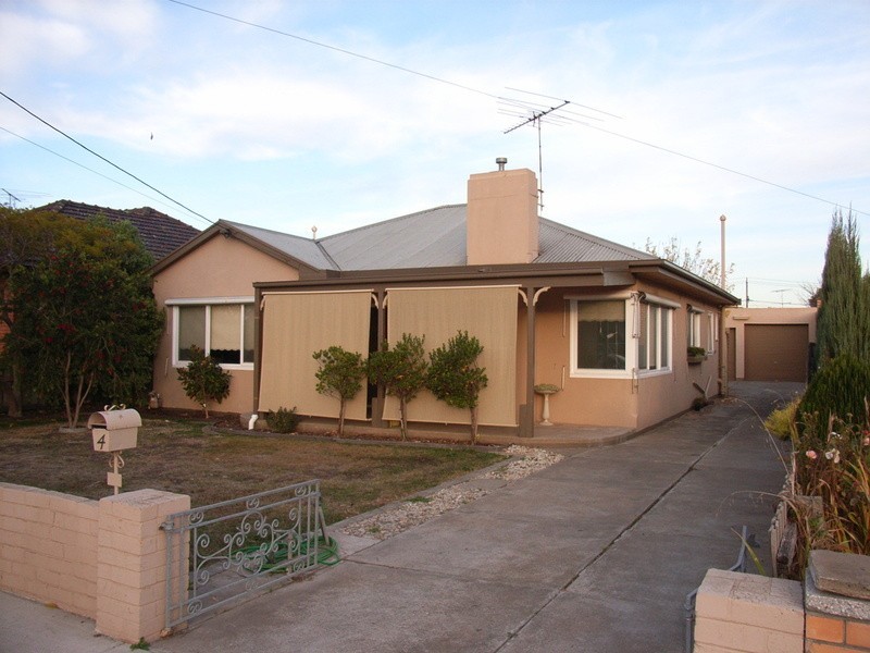 4 Maple Crescent, Bell Park VIC 3215