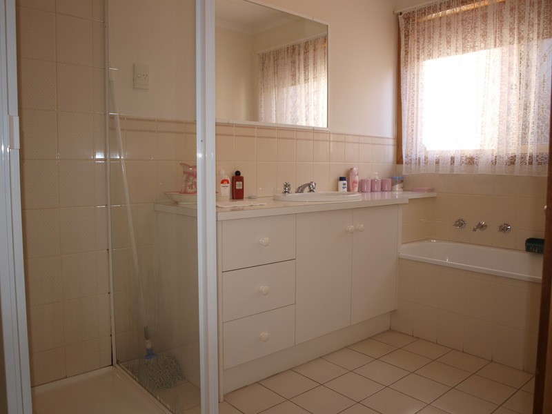 2/36 Eagleview Crescent, Bell Post Hill VIC 3215