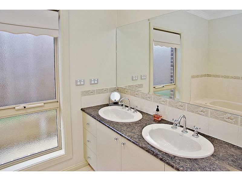 4 Beaujolais Place, Waurn Ponds VIC 3216