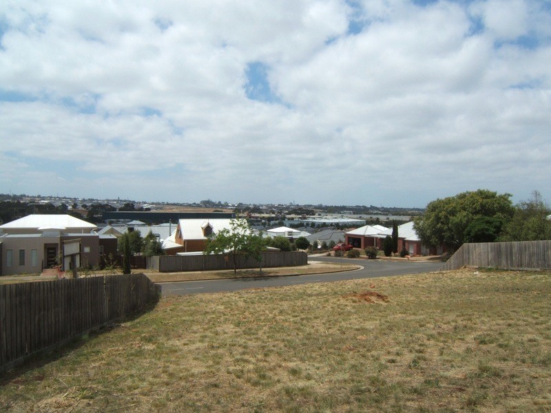 10 Monterey Drive, Waurn Ponds VIC 3216