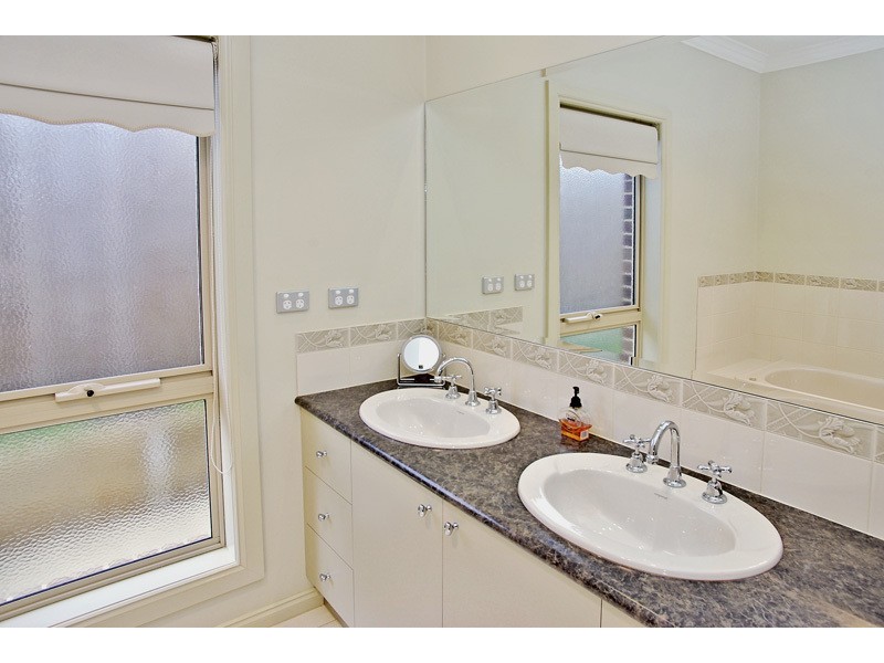 4 Beaujolais Place, Waurn Ponds VIC 3216