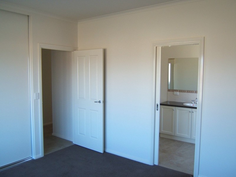 2/7A Silkwood Close, Highton VIC 3216