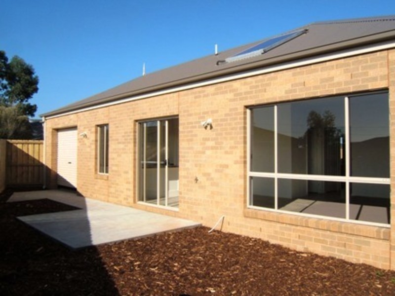 2/7A Silkwood Close, Highton VIC 3216