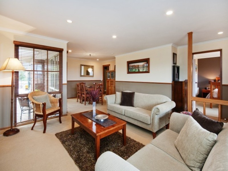 8 Mulholland Crescent, Grovedale VIC 3216