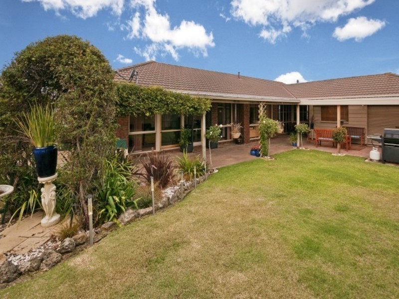 8 Mulholland Crescent, Grovedale VIC 3216