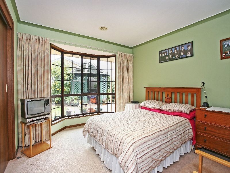 24 Tettenhall Rise, Belmont VIC 3216