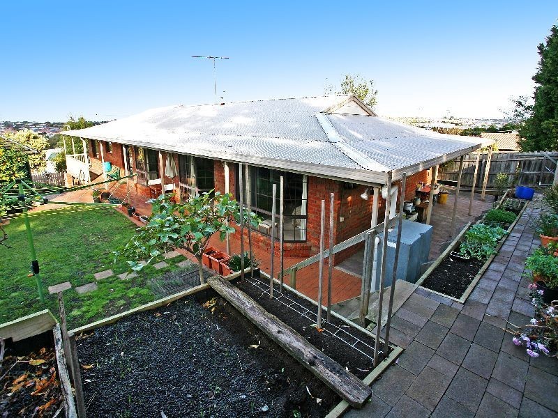 24 Tettenhall Rise, Belmont VIC 3216