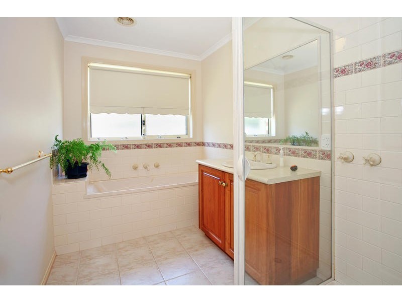 15 Falkirk Place, Leopold VIC 3224