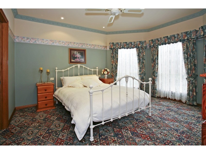 4 Percy Jones Court, Highton VIC 3216