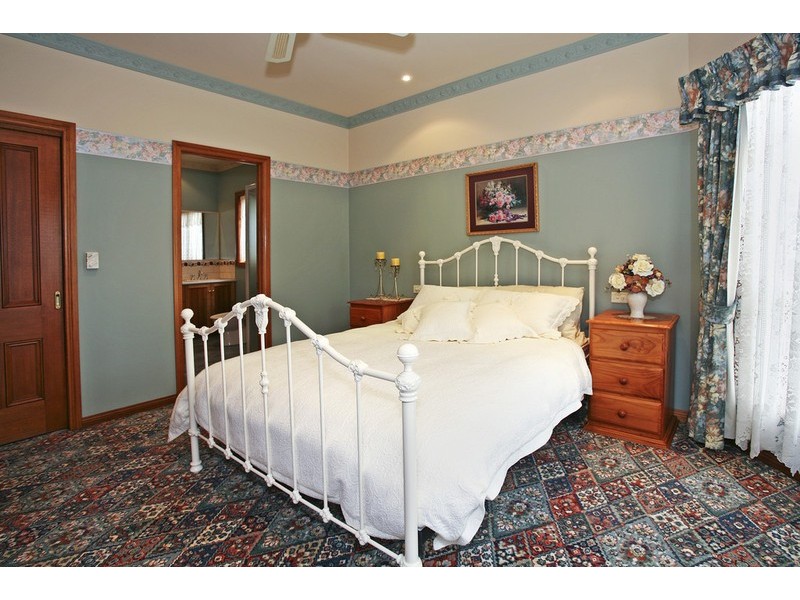 4 Percy Jones Court, Highton VIC 3216