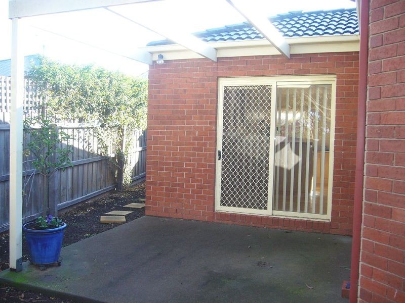 2/17 Molesworth Drive, Highton VIC 3216
