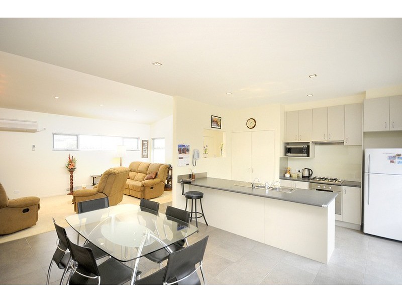 2/10 Marsh Court, Drysdale VIC 3222