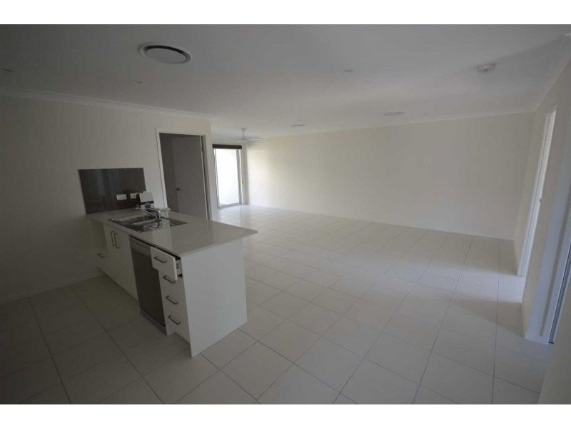 1/10 Silver Wattle Grove, Peregian Springs QLD 4573