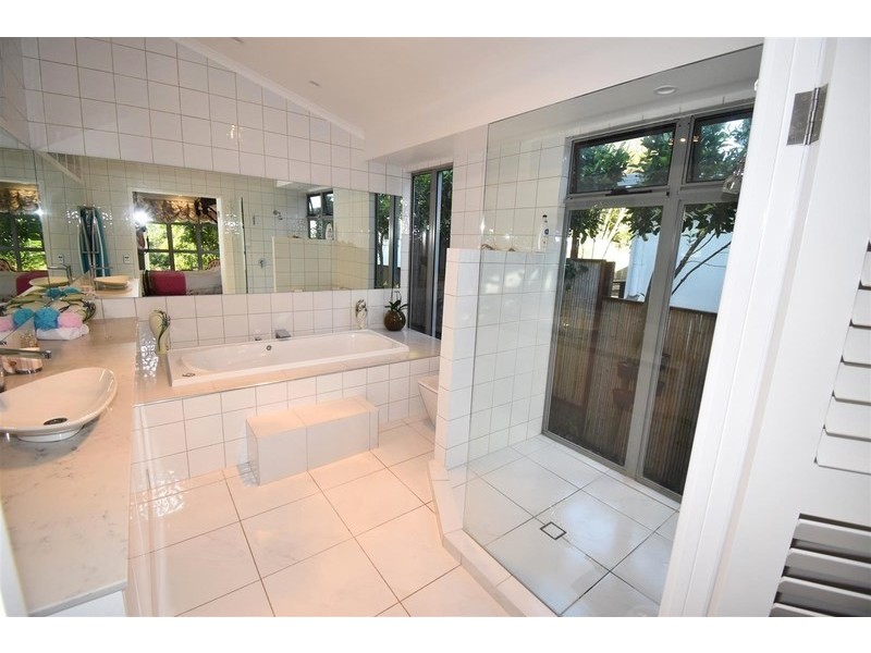 11 Nairana Rest, Noosa Heads QLD 4567