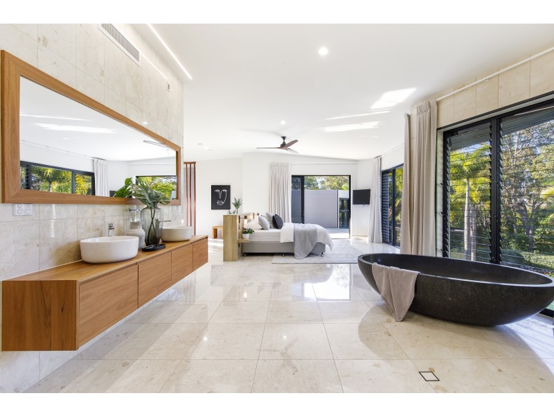 2 Frypan Track, Noosa North Shore QLD 4565