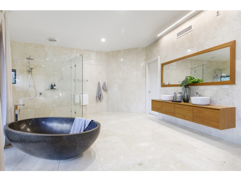 2 Frypan Track, Noosa North Shore QLD 4565