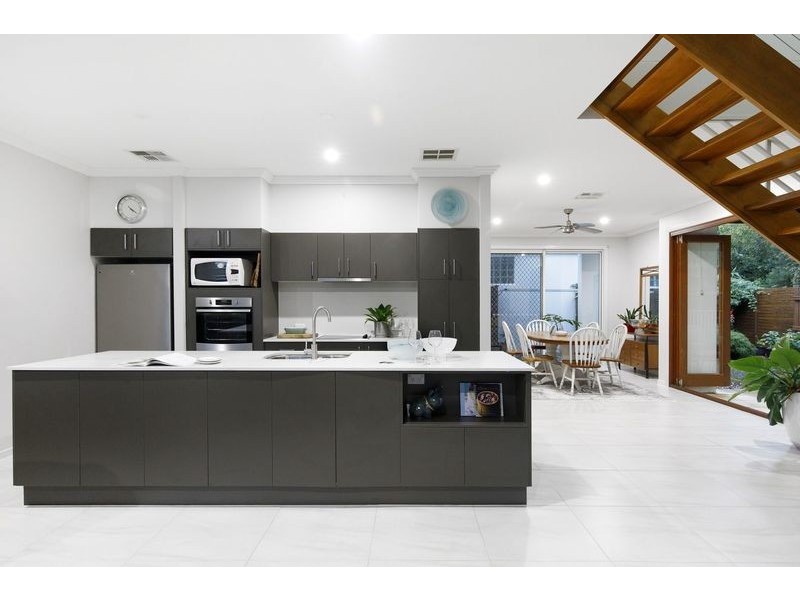 2/2 Lake Weyba Drive, Noosaville QLD 4566