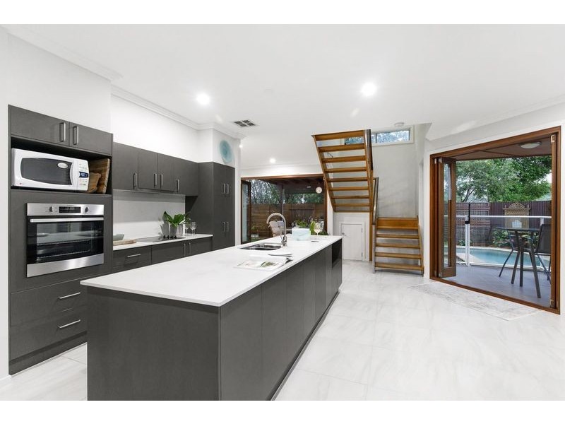 2/2 Lake Weyba Drive, Noosaville QLD 4566