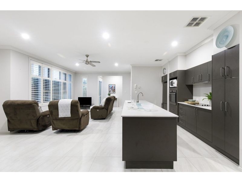 2/2 Lake Weyba Drive, Noosaville QLD 4566