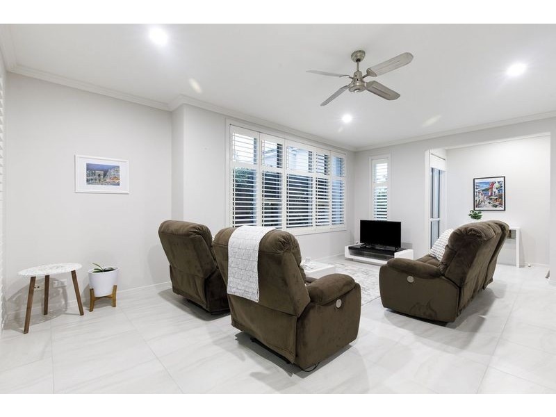 2/2 Lake Weyba Drive, Noosaville QLD 4566